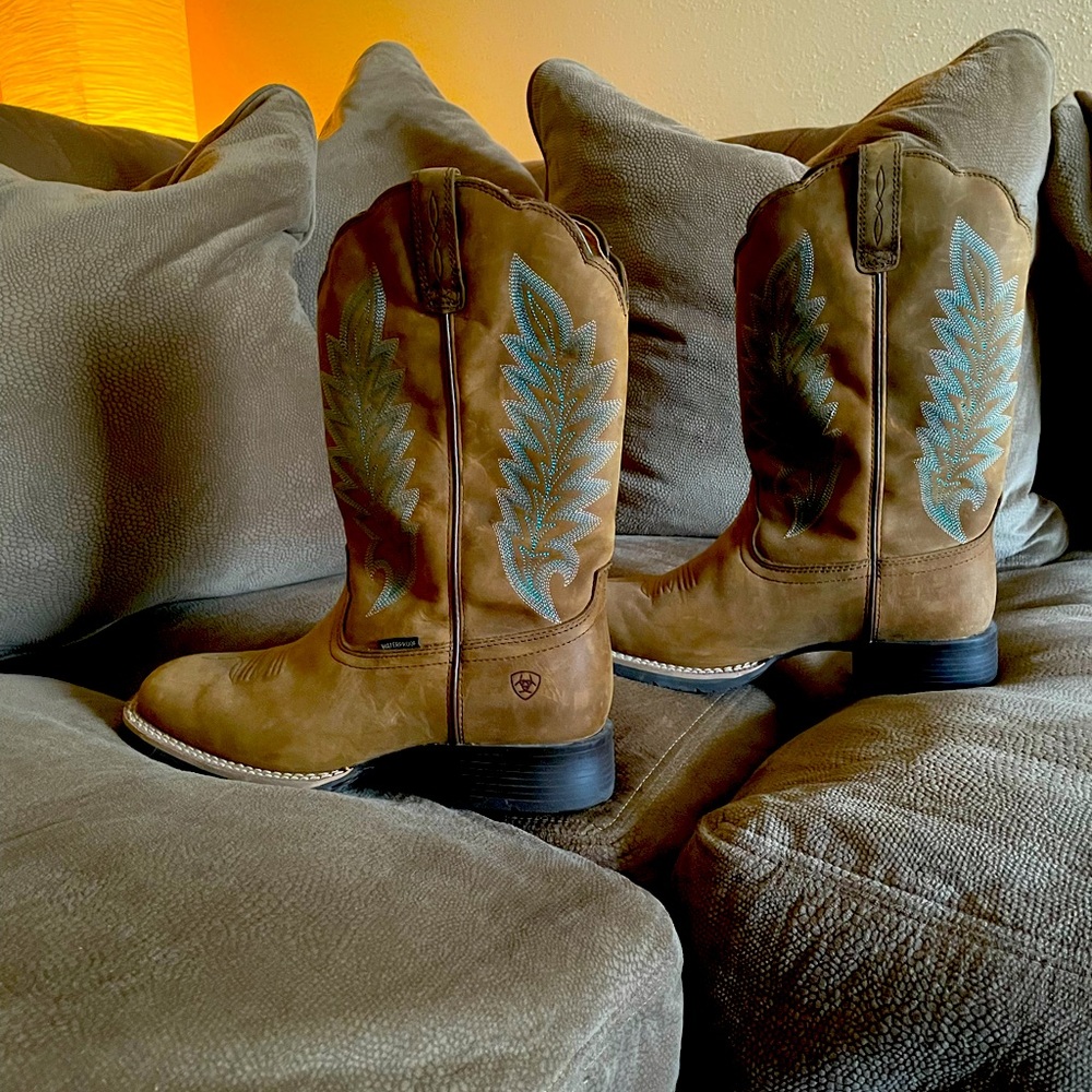 Women’s Ariat size 10 boots. ❗️Waterproof❗️